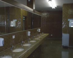 Foto do interior do banheiro do Terminal Rodoviário