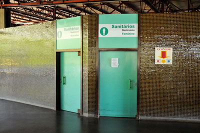 Foto do acesso aos sanitários do Terminal Rodoviário